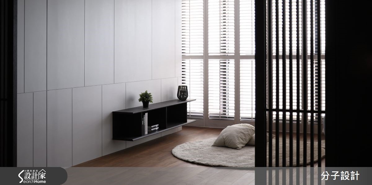 設計師以大量木元素與石材井然有序的鋪排在 85 坪空間